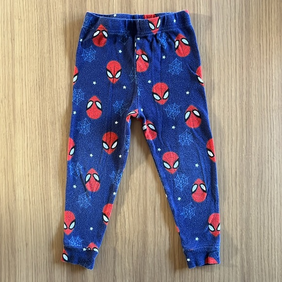 Marvel, 2-sets of Spider pajamas, size 4T, but it runs smaller - Picture 13 of 14